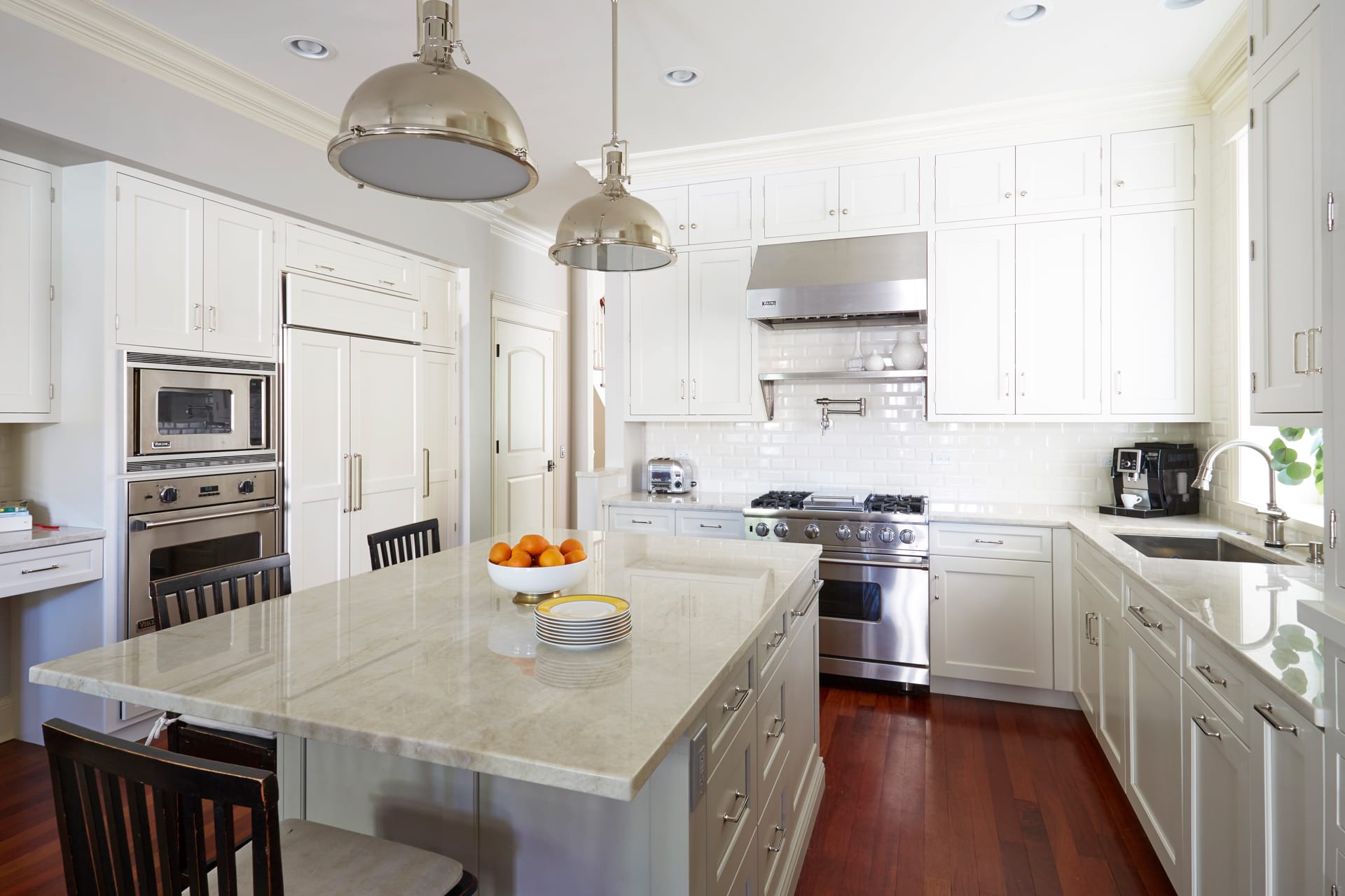 Functional island to the kitchen with beautiful white color combination